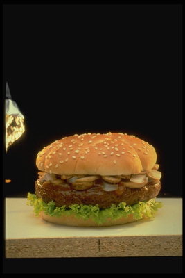 Гамбургер с мясом и зеленью