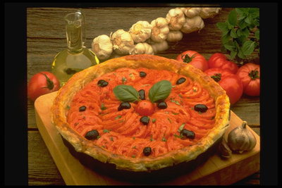 Пирог с томатами и маслинами