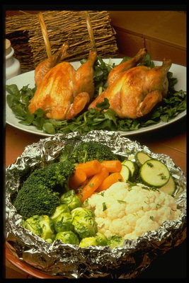 Тушеные в фольге овощи и курица