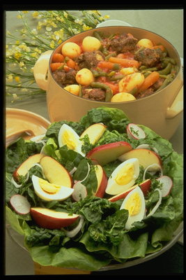 Салат с свежих листьев салата, яблок и яиц. Рагу с мясом и овощами