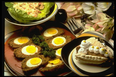 Гренки с яйцом, салат с криветками