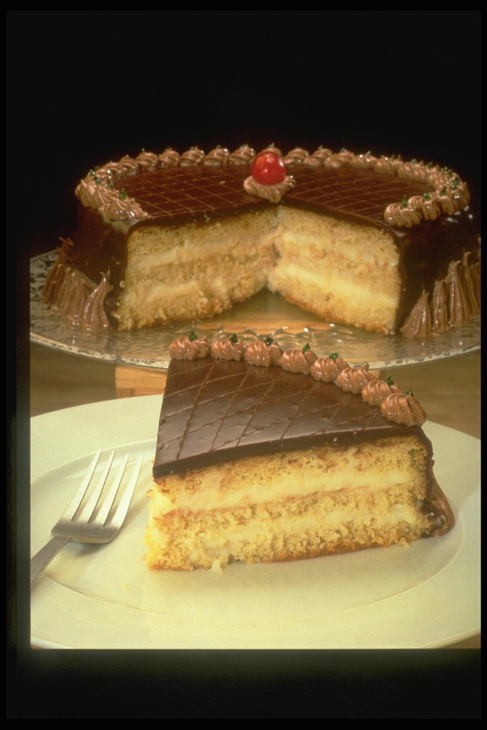 Бесквитный торт с шоколадной глазурью