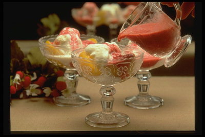 Мороженое с персиком и клубничным соусом