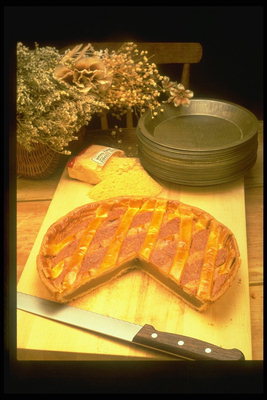 Пирог на деревяной доске