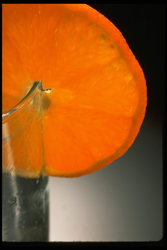 Кусочек апельсина на стакане