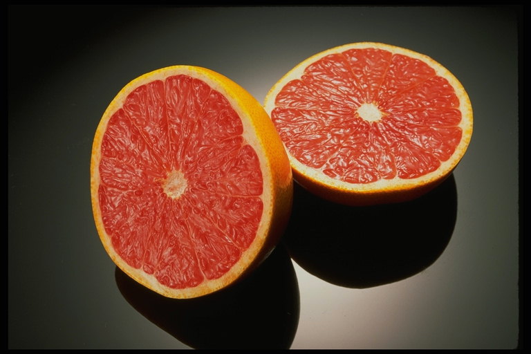 Сочные половинки фрукта грейпфрута