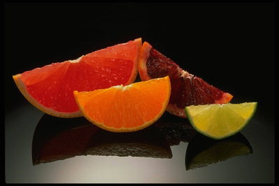 Разнообразие цвета цитрусовых. Оранжевый апельсин, красный грейпфрут и зеленый лайм