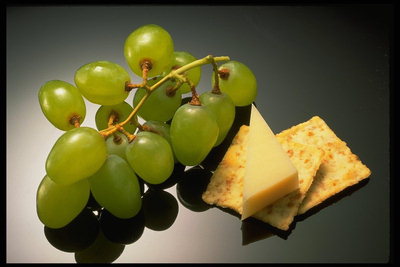 Зеленый виноград, печенье и ломтик сыра