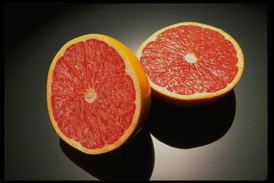 Сочные половинки фрукта грейпфрута