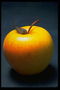 Яболко оранжевого цвета с медовым оттенком