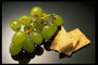 Зеленый виноград, печенье и ломтик сыра