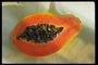 Черные косточки папайи на фоне янтарной мякоти