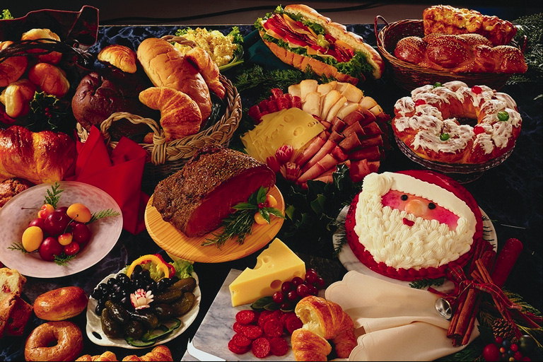 Праздничный стол. Мясо, мясная нарезка, кексы, круасаны, булочки и фрукты