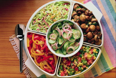 Разнообразие салатов. Перец, капуста, огурцы, салат сгрибов