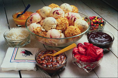 Мороженое и разные фруктовые джемы