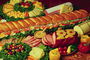 Сендвич с зеленью, томатами, луком , сром и шинкой. Мясная нарезка и овощи