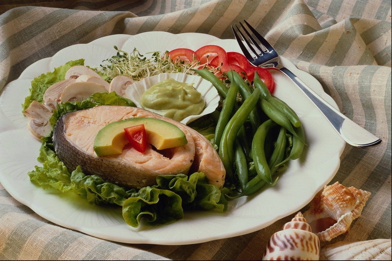 Рыба с гарниром с грибов, спаржи, перца и зелени салата