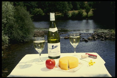Столик у реки. Белое вино, сыр и яблоко