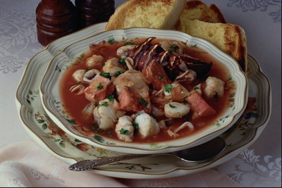 Суп с морепродуктов и жаренные хлебцы