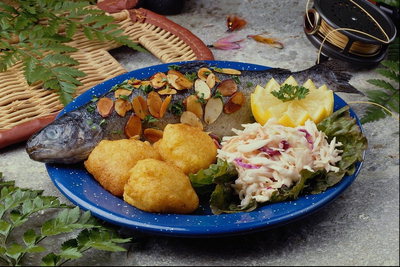Тушенная рыба, жаренные хлебцы, салат с капусты