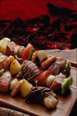 Шашлык с морепродуктов, мяса и овощей