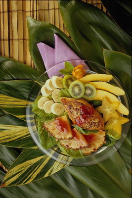 Фруктовая нарезка. Кусочки банана, киви, манго и ананаса под джемом