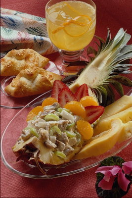 Фаршированный ананас, булочки со слоенного теста и напиток со льдом