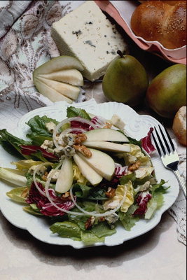 Салат с листьев капусты и груши