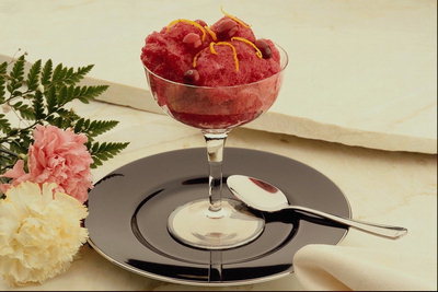 Десерт с малины и мороженого