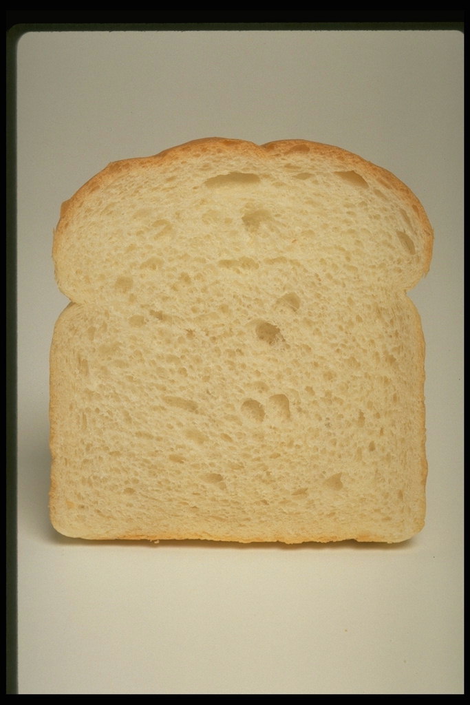 Белый свежий хлеб