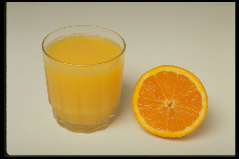Стакан апельсинового цвета