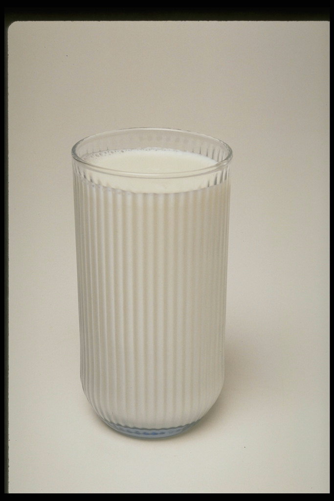 Молоко в стакане с фигурными стенками