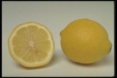 Лимон с прозрачной светло-желтой мякотью