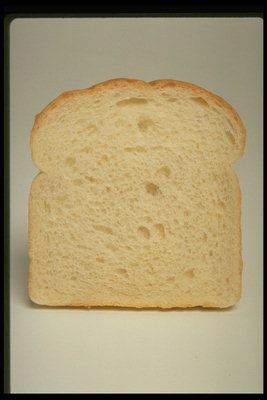 Белый свежий хлеб