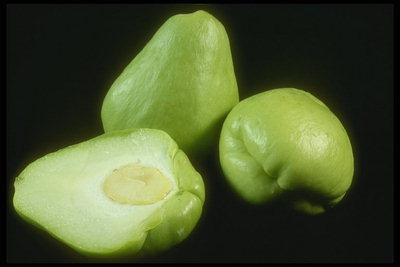 Овощ продолговатой формы светло-зеленого цвета