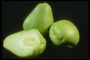 Овощ продолговатой формы светло-зеленого цвета