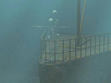 Skeleton tømmer skipet ned i havet av sin venn