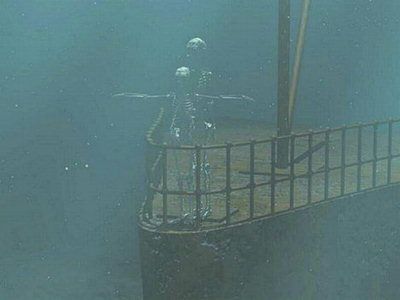 Esqueleto limpa o navio no mar do seu amigo