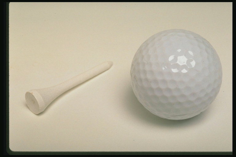Подставка и шарик для гольфа