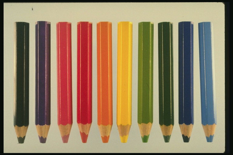 Набор толстых цветных карандашей