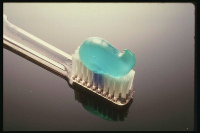 Зубная щетка с выдавленной зубной пастой