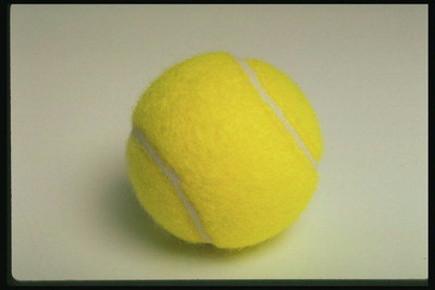 Желтый тенисный мячик