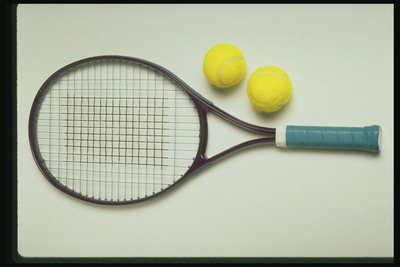 Одна ракетка с двумя тенисными мячиками