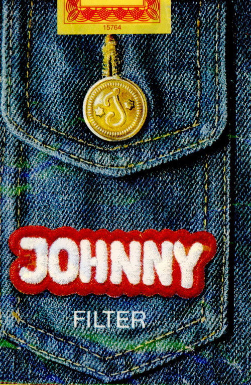 Сигареты с фильтром JOHNNY. Пачка с рисунком джинсового кармана