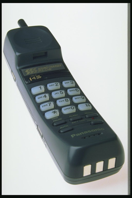 Радиотелефон черного цвета с серыми кнопками