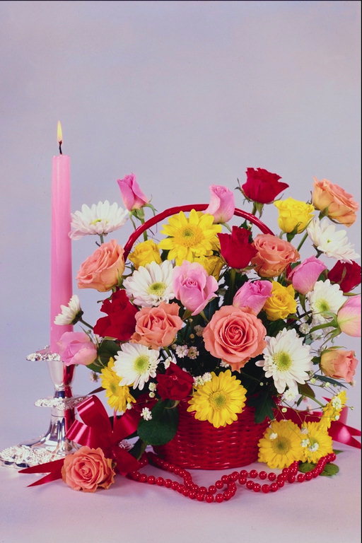 Композиция с цветов в корзине красного цвета, бус и розовой свечи