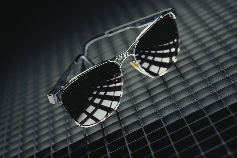 Черные солнцезащитные очки на решетке