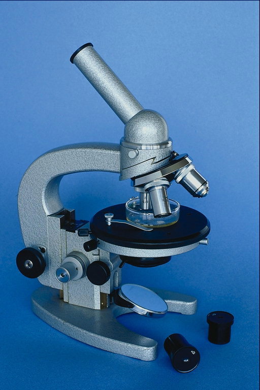 Микроскоп серого цвета с метала