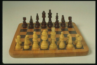 Шахматы в желто-черных тонах на  доске
