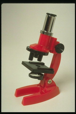 Микроскоп красного цвета